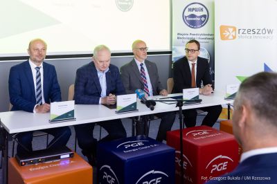 Podpisanie listu intencyjnego dotyczącego współpracy przy przygotowywaniu zielonych inwestycji w Rzeszowie. Fot. Grzegorz Bukała / Urząd Miasta Rzeszowa